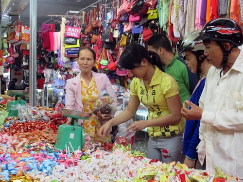 Bánh kẹo không rõ nguồn gốc bày bán tại chợ Vĩnh Điện. Ảnh: L.H