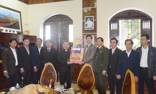 Đoàn công tác Quảng Nam tặng quà tết cho Tòa Giám mục Giáo phận Đà Nẵng. Ảnh: X.L