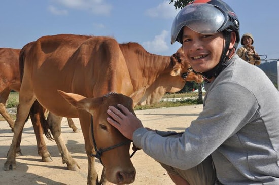 Anh Kring Lợi (28 tuổi, xã Đắc Tôi) phấn khởi khi được nhận bò giống từ chương trình “Ngân hàng bò”. Ảnh: VINH ANH