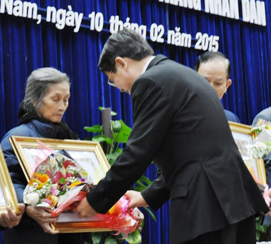 Bí thư Tỉnh ủy Nguyễn Đức Hải trao tặng danh hiệu Anh hùng LLVT nhân dân cho thân nhân anh hùng liệt sĩ chống Pháp.