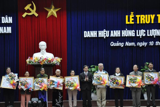Chủ tịch UBND tỉnh Lê Phước Thanh trao tặng danh hiệu Anh hùng LLVT nhân dân cho thân nhân các anh hùng liệt sĩ chống Mỹ.