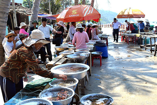  Hải sản bày bán ở chợ. Ảnh: VIỆT QUANG