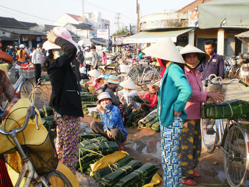 Tấp nập chợ quê chiều cuối năm.