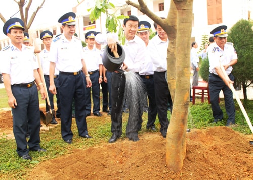 Chủ tịch nước Trương Tấn Sang thăm, trồng cây lưu niệm tại khuôn viên Bộ Tư lệnh Vùng CSB 2.