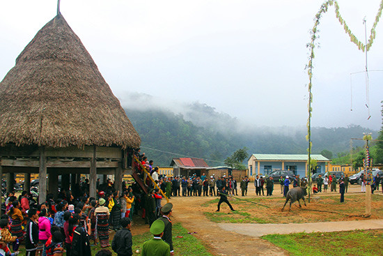 Hội làng A Nông thu hút rất đông du khách và đồng bào bản địa. Ảnh: ALĂNG NGƯỚC