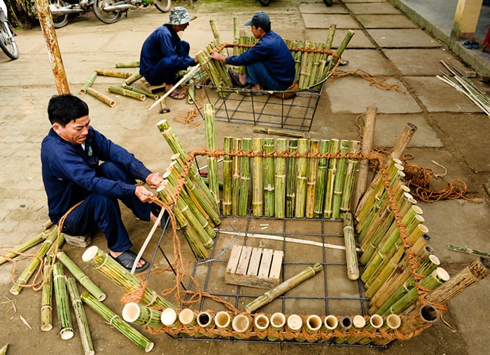 Các công nhân đang những chậu hoa “khủng” để bỏ hoa vào trong.