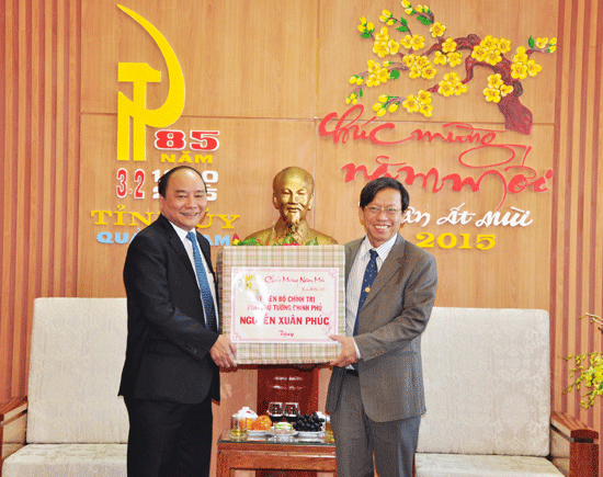 Ảnh: Phó Thủ tướng Nguyễn Xuân Phúc tặng quà chúc tết lãnh đạo tỉnh.