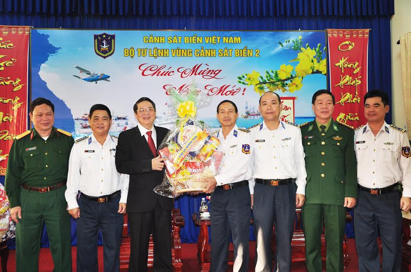 Bí thư Tỉnh ủy Nguyễn Đức Hải tặng quà chúc tết lãnh đạo Bộ Tư lệnh Vùng Cảnh sát biển 2.