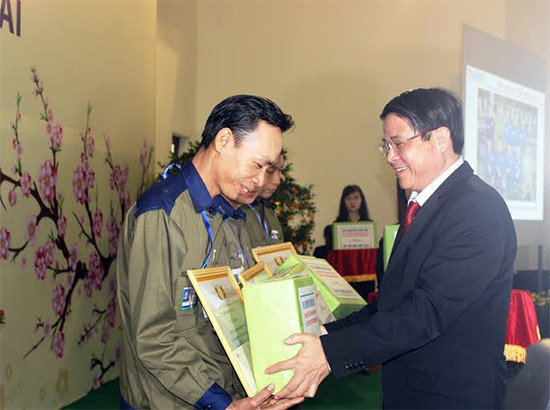 Bí thư Tỉnh ủy Nguyễn Đức Hải trao quà cho các tập thể xuất sắc tại hội nghị tổng kết của THACO.