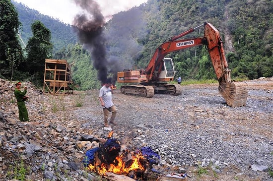 Đốt phá dụng cụ khai thác trái phép tại hiện trường. 