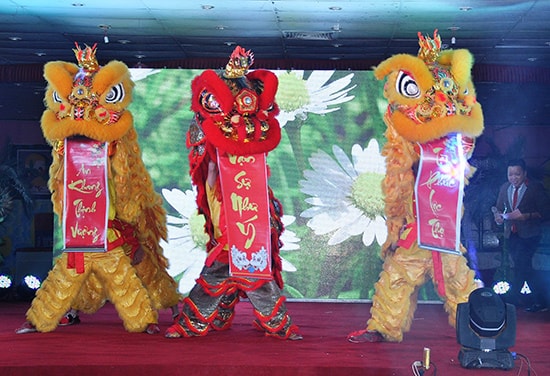 (QNO) - Hôm qua 13.2, Chi nhánh Viettel Quảng Nam tổ chức chương trình “Xuân Yêu Thương Ất Mùi 2015 – Tri Ân Sinh Thành”, nhằm tri ân cha mẹ - những người sinh thành của 327 cán bộ - công nhân viên (CB-CNV) Chi nhánh Viettel Quảng Nam.