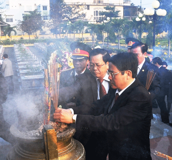 Các đồng chí lãnh đạo tỉnh dâng hương tại đài tưởng niệm anh hùng liệt sĩ.