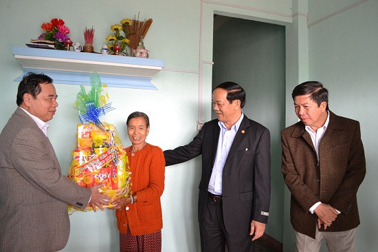 Lãnh đạo huyện Phú Ninh tặng quà động viên bà con đón tết no ấm