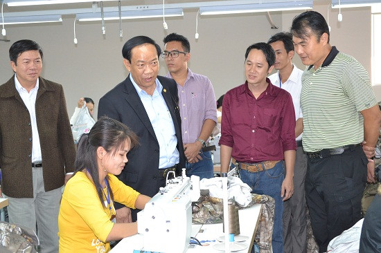 Phó Chủ tịch Thường trực Đinh Văn Thu hỏi thăm tình hình công việc của công nhân may