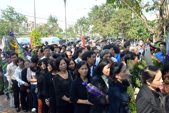 Từ 12 giờ trưa đã có hàng trăm người dân đến chờ viếng  lễ tang 