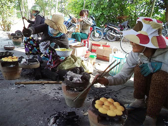 Sân nhà bà Bảy thành “cứ điểm” sản xuất bánh thuẫn tết.