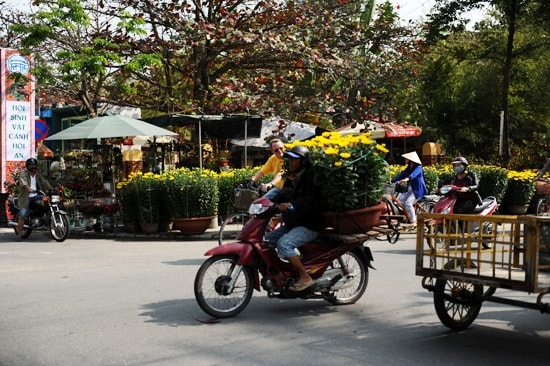 Nhiều người tranh thủ kiểm tiền nhờ chở thuê hoa