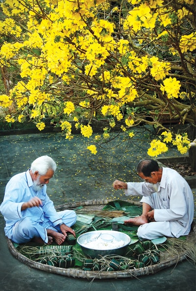 Tháng Chạp gói bánh.                      ảnh: Lê Vấn