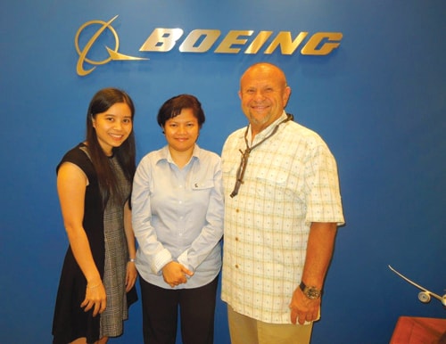 Thanh Tâm (ngoài cùng bên trái) tại Văn phòng Công ty Boeing tại Malaysia.