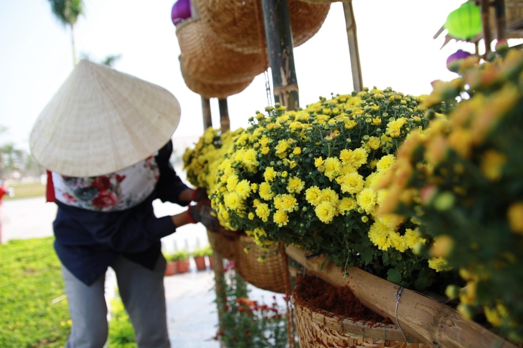 Công trình được thiết kế khá công phu với hàng chục loại hoa, cây cảnh