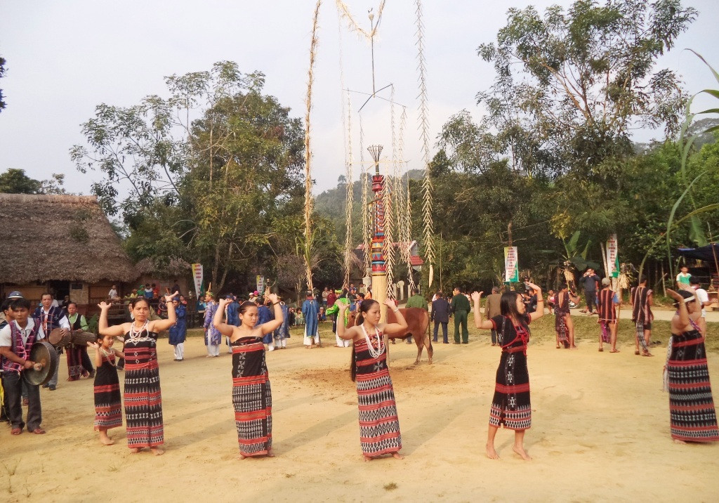 Tết chung của đồng bào Cơ Tu ở làng Bhơ Hôồng 1 cùng không gian văn hóa truyền thống.