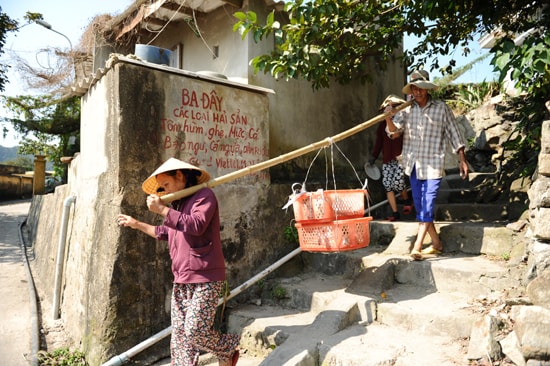 Cá được đầu nậu thu mua trong nháy mắt. Ảnh Minh Hải