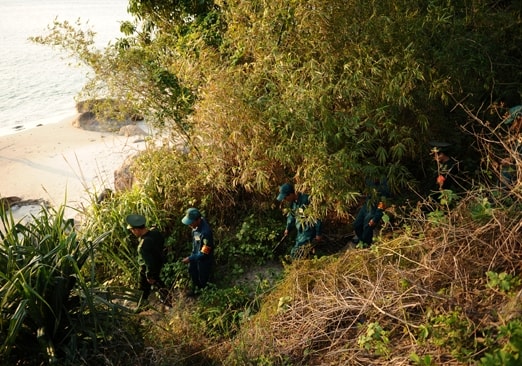 Công việc thầm lặng của các lực lượng trên đảo. Ảnh Minh Hải