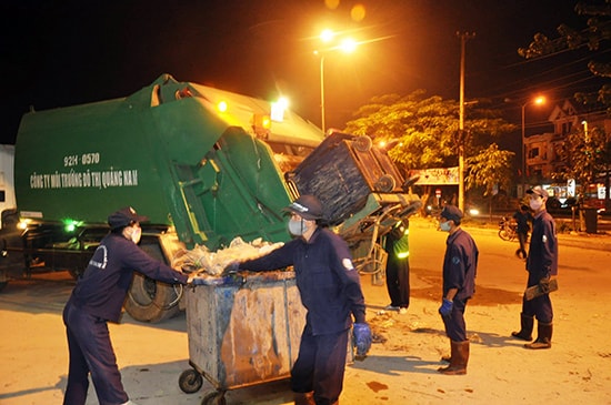 Dọn vệ sinh trên đường Hùng Vương – TP.Tam Kỳ.