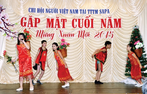 Chương trình văn nghệ chào xuân mới mang đậm bản sắc Việt của cộng đồng người Việt tại Trung tâm thương mại Sapa (Praha, Cộng hòa Séc).