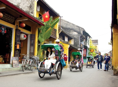 Khách du lịch tham quan phố cổ Hội An. Ảnh: NGUYỄN TUẤN