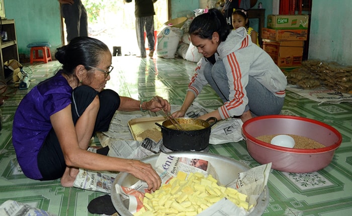 Ở thôn Trung Lương, có khoảng gần 20 hộ gia đình làm bánh khổ khảo quanh năm để cung cấp cho thị trường tại địa phương và các tỉnh khác.