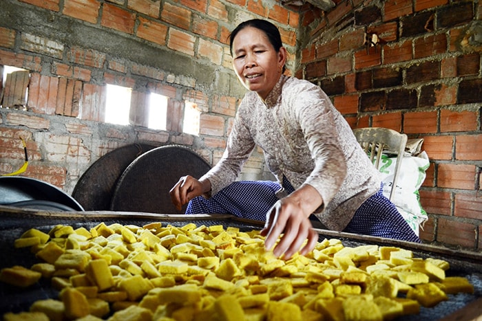 Từ bột gạo ngâm rồi giã nhuyễn cho vào khuôn bánh, người dân đem hong nóng, sấy khô để chiếc bánh lúc sơ khai có màu vàng ươm là được.