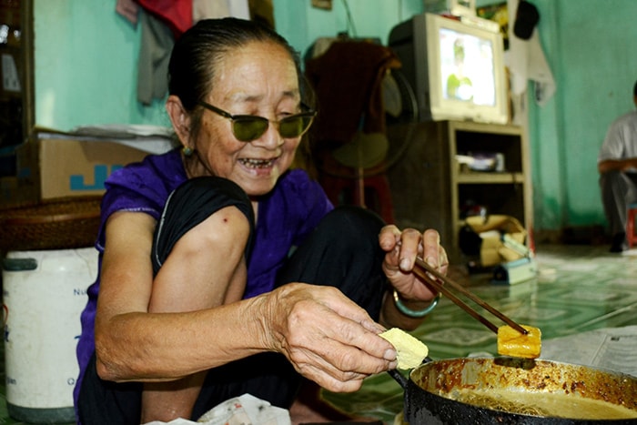 Gia đình bà Phan Thị Tầm (77 tuổi, thôn Trung Lương) đã có truyền thống làm bánh khổ khảo đi bán gần trọn 30 năm. Bà bảo dù tuổi cao sức yêu nhưng yêu nghề và muốn níu giữ thứ bánh truyền thống cha ông để lại nên vợ chồng bà vẫn làm bánh để bán.