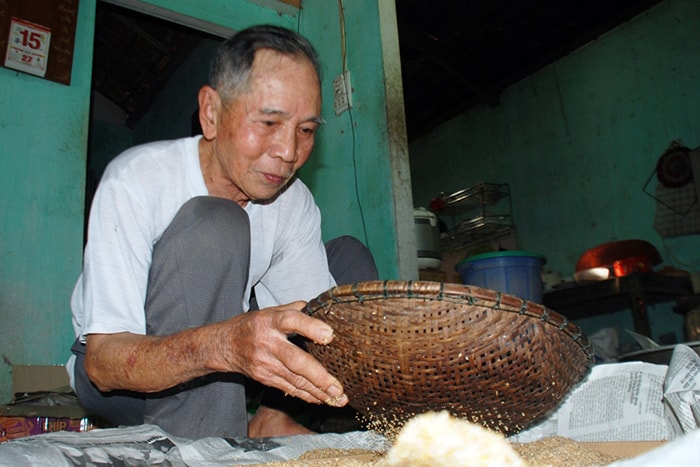 Ray mè để “tắm” bánh vào mè.