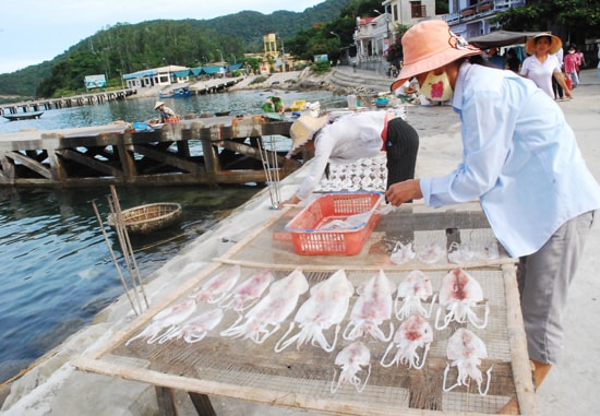 Người dân có thêm thu nhập nhờ lượng khách du lịch ra đảo tăng, . Ảnh Minh Hải