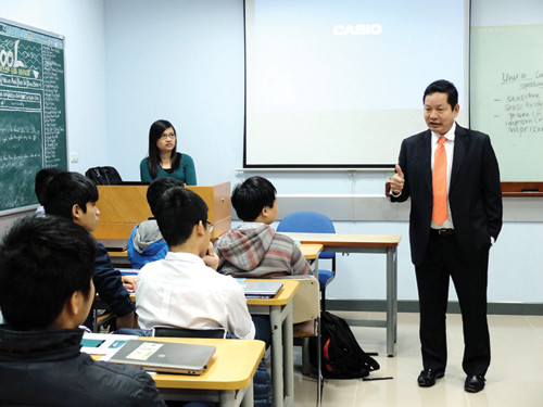 Ông Trương Gia Bình nói chuyện với sinh viên Trường FPT nhân dịp năm mới.