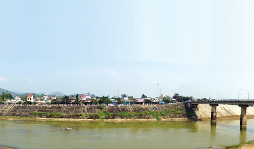 Sông Tiên chảy qua thị trấn Tiên Kỳ. Ảnh: NGUYỄN TUẤN