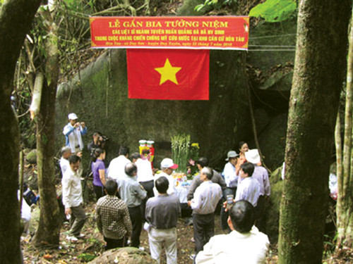 Lễ gắn bia tưởng niệm 10 liệt sĩ đã ngã xuống nơi căn cứ của ngành tuyên huấn Quảng Đà cũ trên núi Hòn Tàu.            Ảnh tư liệu