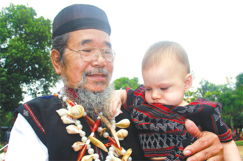 Già làng Y Kông tại lễ hội văn hóa làng Bhơ Hôồng năm 2013. Ảnh: PHƯƠNG GIANG
