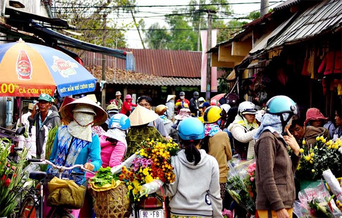 Chợ quê tấp nập người mua sắm tết.