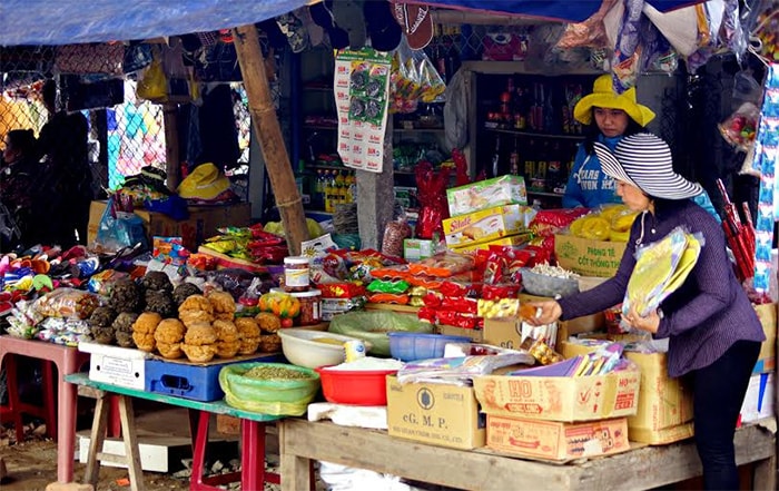 Nhiều mặt hàng mang hương vị tết quê được bày bán ở chợ.