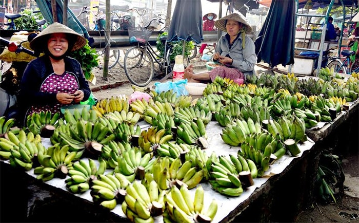 Các loại bánh như bánh tổ, bánh thuẩn, bánh tráng… và những nải chuối sứ được bày bán nhiều ở chợ.