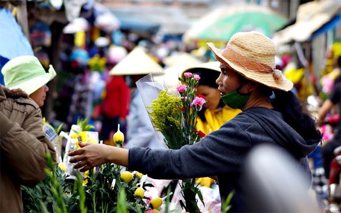 Chọn mua các loại hoa để trang trí ngày tết.