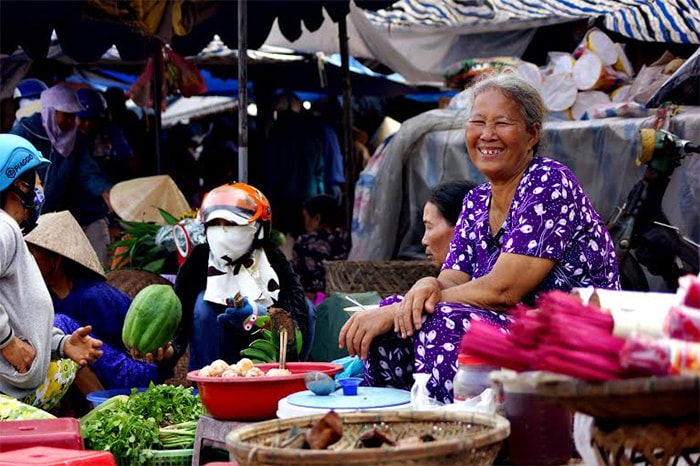 Nụ cười thân thiện của người bán hàng.