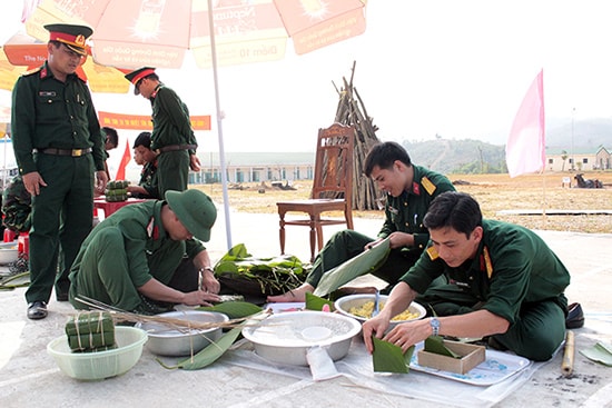 Các đội tích cực hoàn thành công đoạn gói bánh chưng.