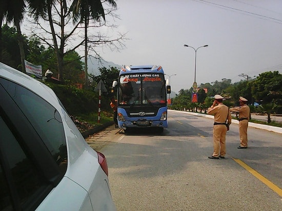 Cảnh sát giao thông Nam Giang kiểm soát xe khách chạy trên đường Hồ Chí Minh.