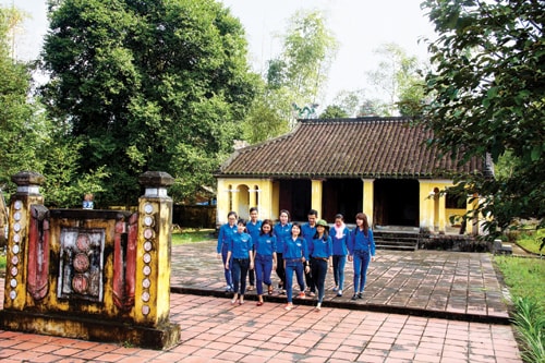 Sinh viên Trường Cao đẳng Kinh tế - kỹ thuật Quảng Nam thăm đình Thạch Tân, xã Tam Thăng (Tam Kỳ).Ảnh: NGUYỄN TUẤN