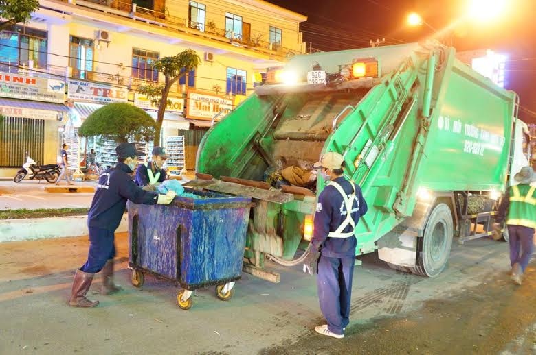 Công nhân môi trường vất vả lao động đêm giao thừa.