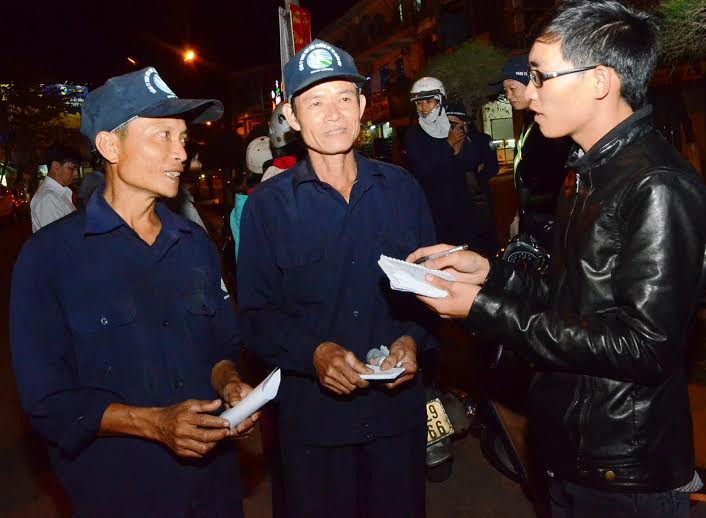 Công nhân Trương Văn Sang, quê Tam Anh Bắc (người thứ nhất từ trái sang) có 19 năm đón giao thừa ngoài đường phố. 