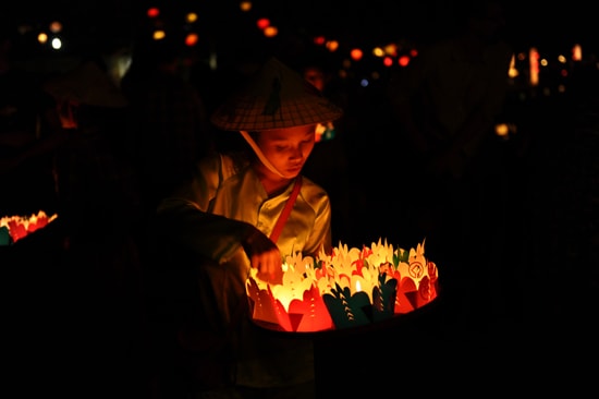 Ánh sáng của hoa đăng. Ảnh Minh Hải